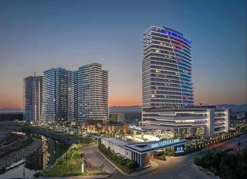 Wieżowce kompleksu Grand Sapphire Resort w İskele o zmierzchu
