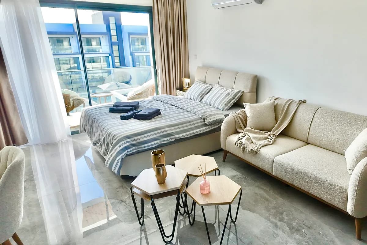 Sypialnia połączona z częścią dzienną w apartamencie La Joya
