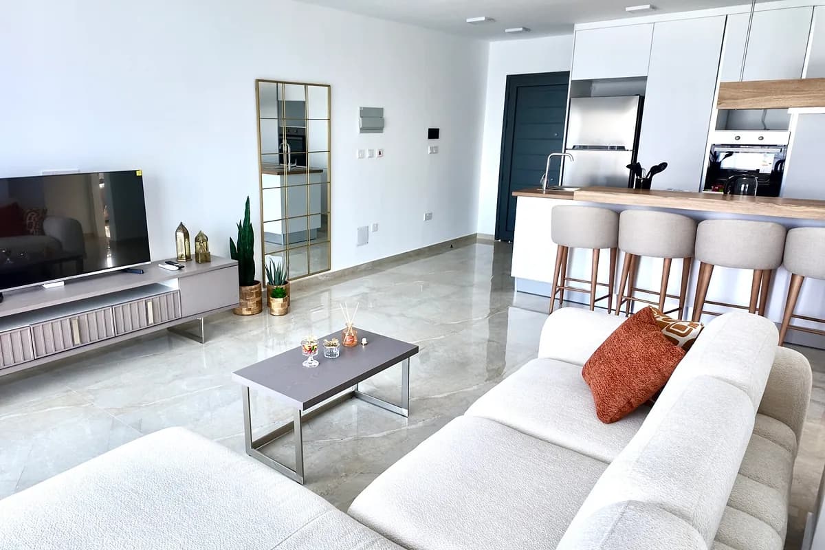 Salon z wyjściem na taras w apartamencie La Joya